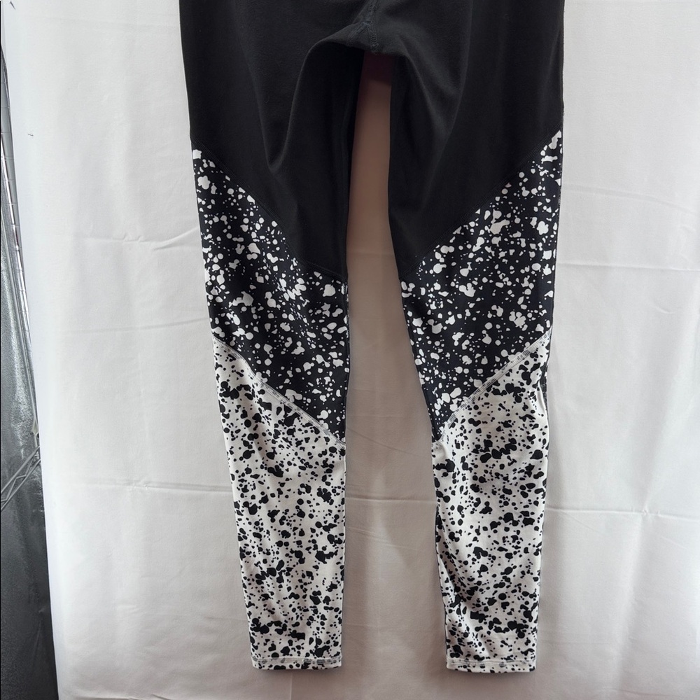 Fabletics Women’s Black and White Brogan Dalmation Leggings Size Medium - Picture 7 of 9